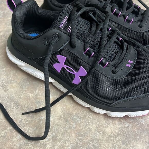 Under armor, tennis shoes - Picture 2 of 8